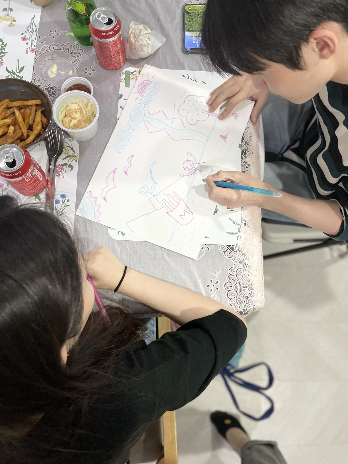 두 사람이 그림 활동을 함께하는 커플상담