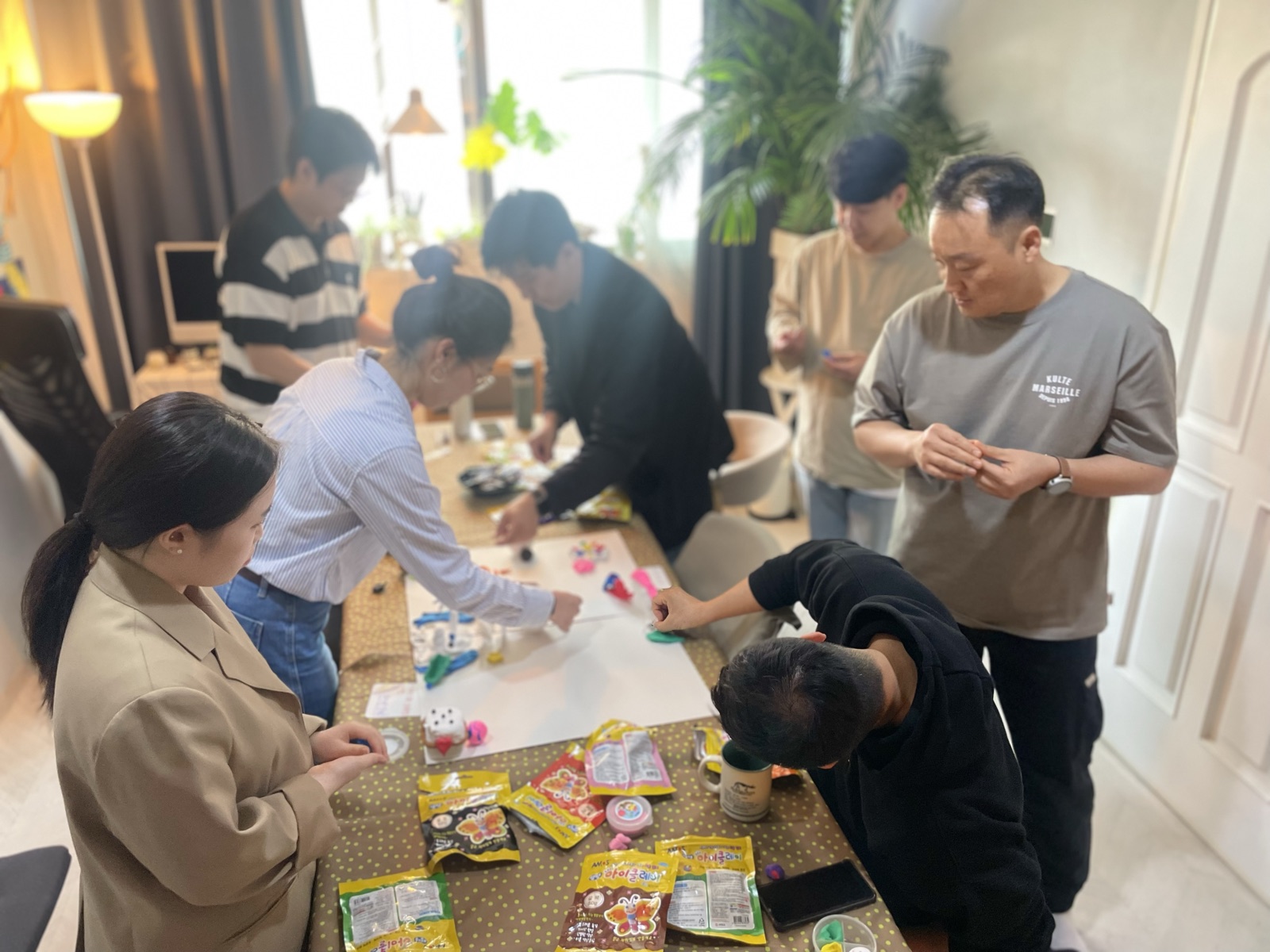 구성원들이 함께 재료를 활용하는 집단 프로그램