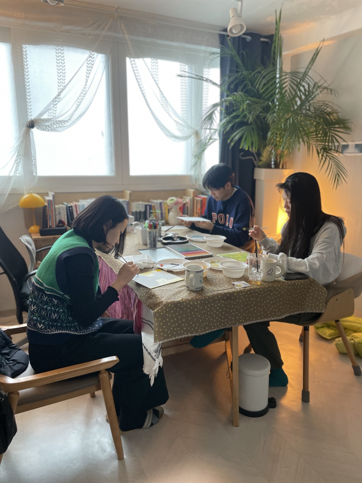세 사람이 상담 공간에서 작업하는 모습